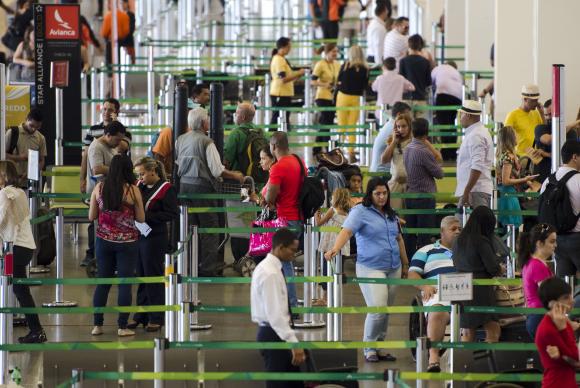 Passageiros lotam aeroportos brasileiros na antevéspera de Natal