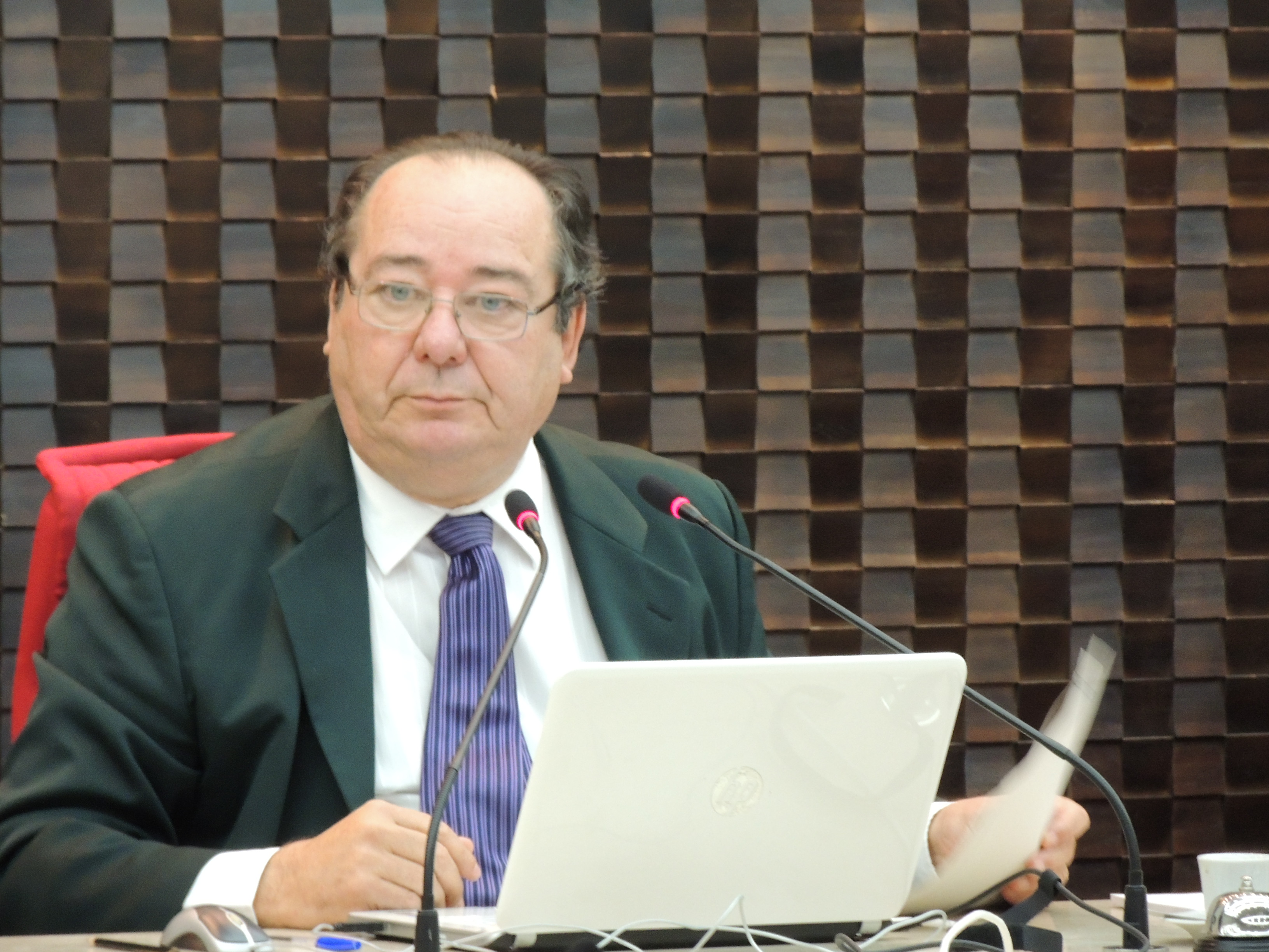 Conselheiro Arthur Cunha Lima reassume TCE nesta terça e descarta aposentadoria compulsória