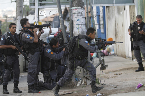 rio de janeiro 28-10-2010 movimentacao de tropas da policia marinha e exercito na estrada do itarare as tropas invandiram o complexo do alemao houve tiroteio e sao ouvidos tiros ha todo momento foto alexandro auler colaborador