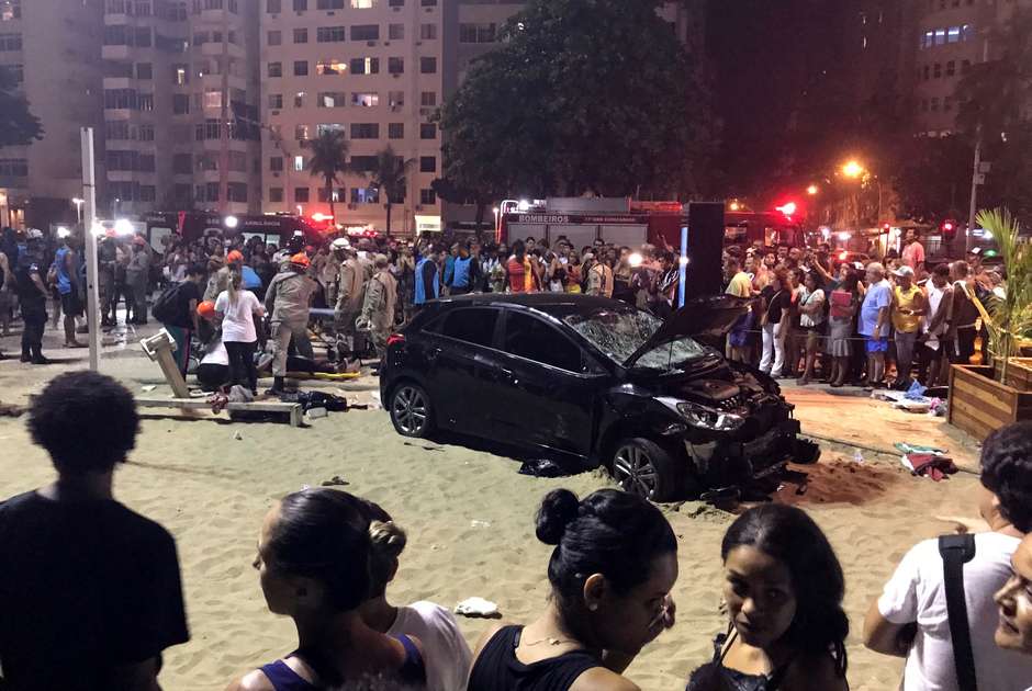 Motorista invade calçadão de Copacabana e fere ao menos 11
