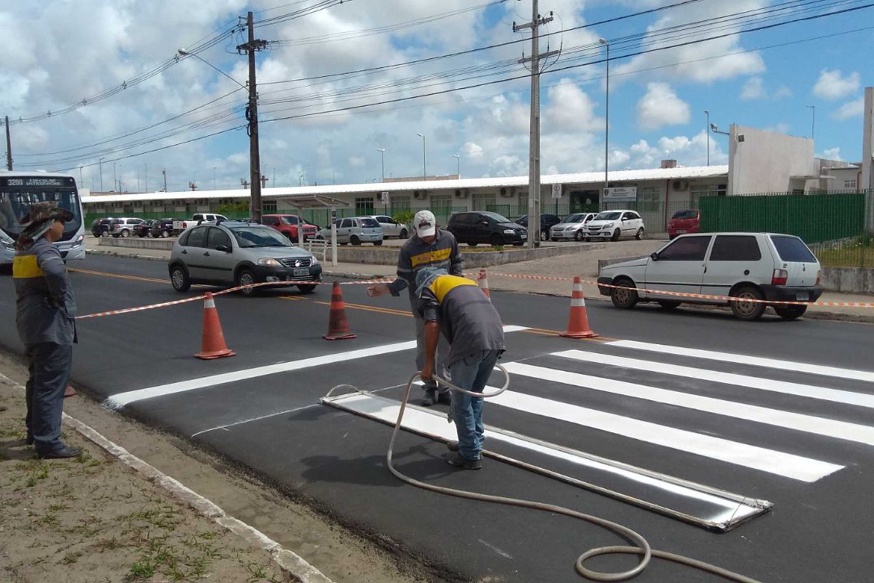 Semob-JP cria novos pontos de paradas de ônibus e revitaliza faixas de pedestre na principal do Geisel