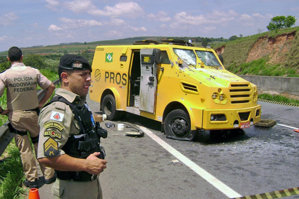 (IN)SEGURANÇA: Um carro-forte é roubado a cada três dias no Brasil