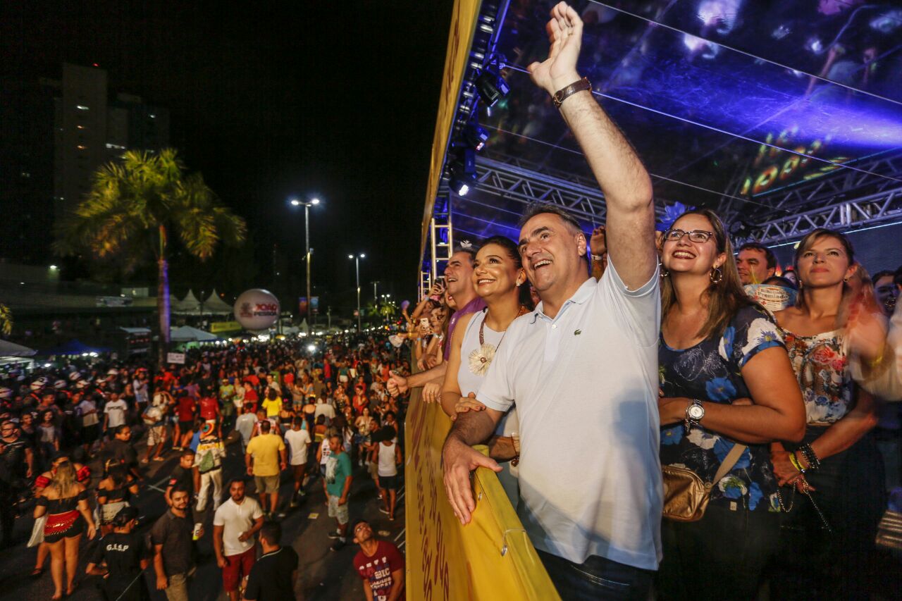 Prefeito Luciano prestigia desfile do Muriçocas e destaca investimentos da prefeitura no Folia de Rua de João Pessoa