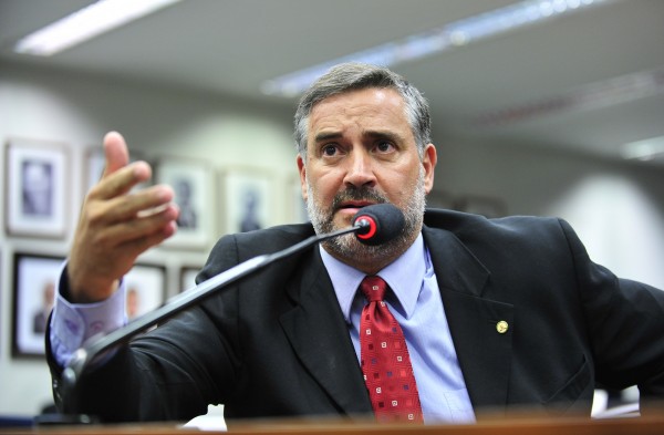 Líder do PT antecipa que partido votará contra decreto de intervenção no Rio