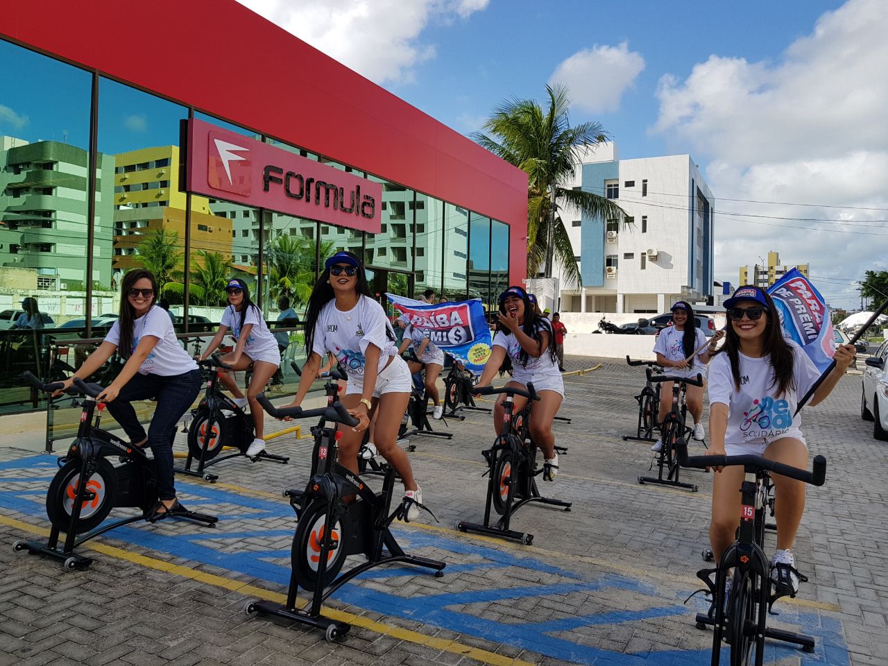 Educadores físicos dão orientações para participantes do Pedal Solidário em prol do São Vicente