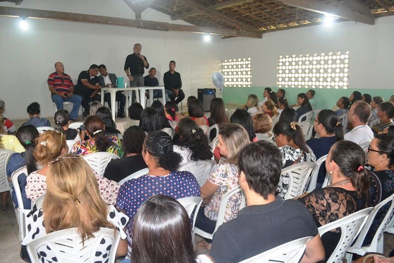 Prefeito Renato Mendes anuncia reajuste de 6,81 para os professores da rede municipal de ensino de Alhandra