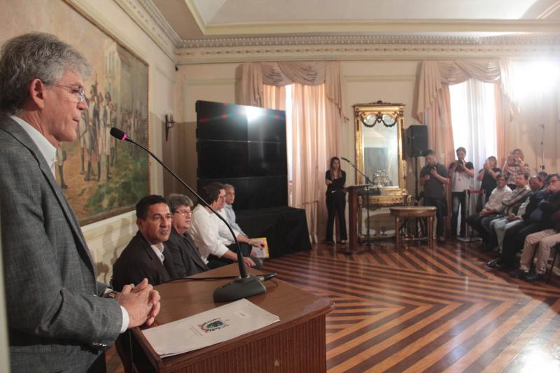 MAIS TRABALHO: Ricardo Coutinho assina convênios que asseguram recursos para a construção de 27 escolas municipais