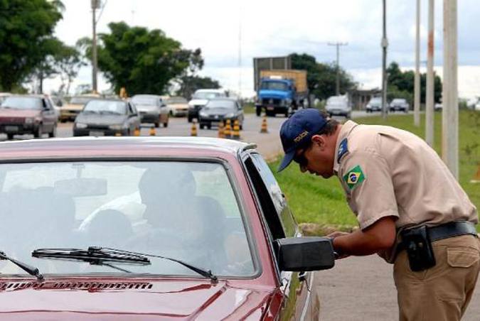 PRF autua 1.497 motoristas por embriaguez ao volante nas rodovias federais do Brasil durante o carnaval, com 87 óbitos