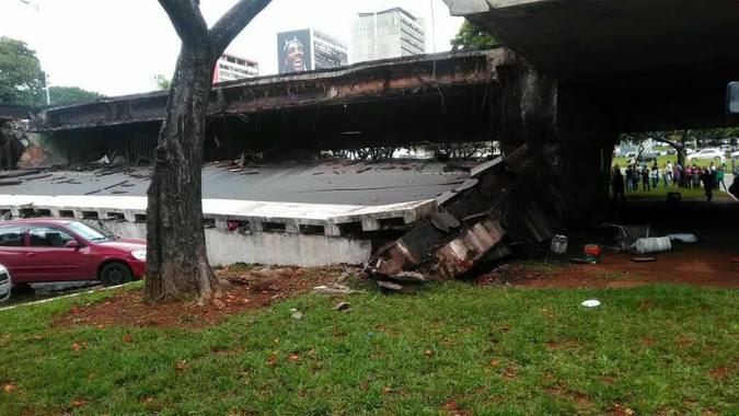 Viaduto da Galeria dos Estados desaba e abre rombo no Eixão Sul, em Brasília