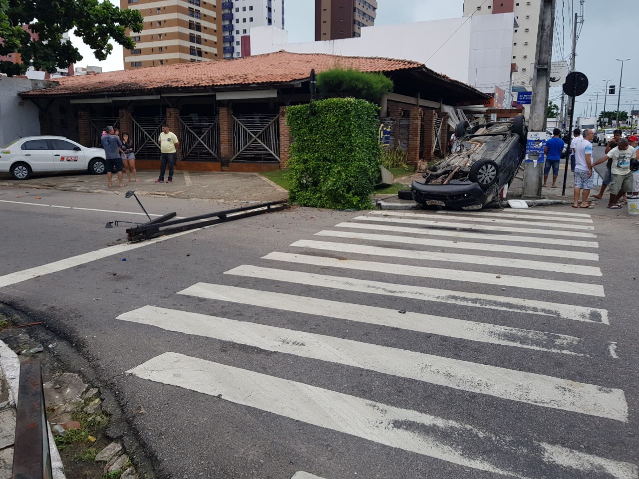 Embriagado, motorista foge dos agentes da Lei Seca e capota veículo na Ruy Carneiro