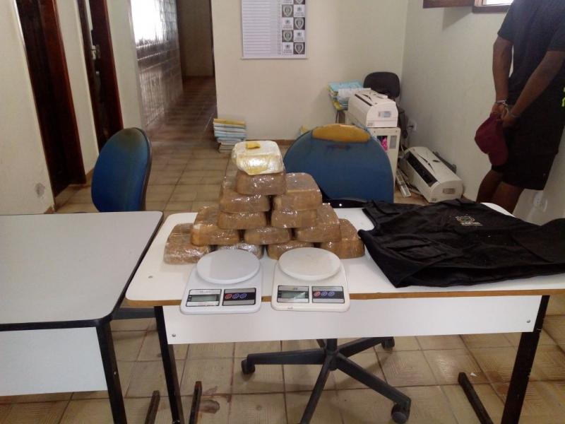 Polícia apreende 13 kg de crack em Lagoa Seca e prende foragido da Justiça de PE
