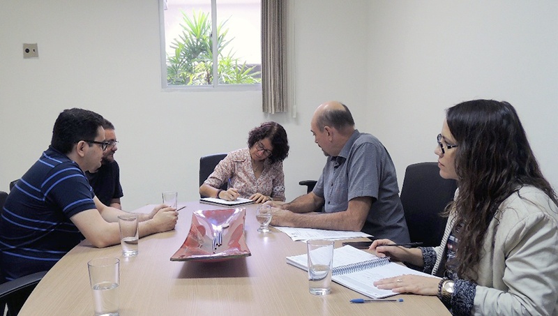 Jeová Campos leva à secretária Cláudia Veras reivindicação na área de saúde para o município de Santa Cruz