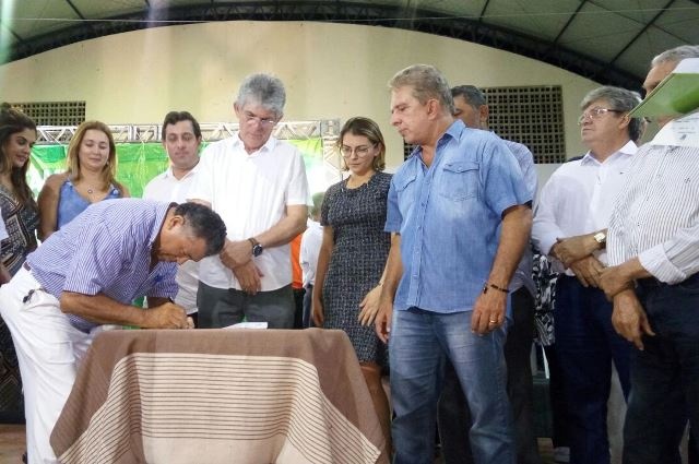 Nabor comemora ordem de serviço para construção do Centro de Comercialização do Setor Calçadista de Patos