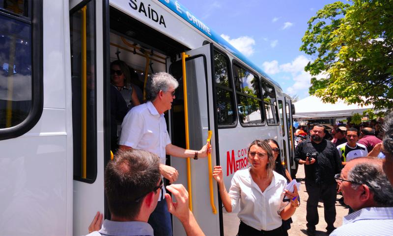 Ricardo inspeciona duplicação do acesso ao Castro Pinto e acompanha entrega de novos ônibus em Bayeux