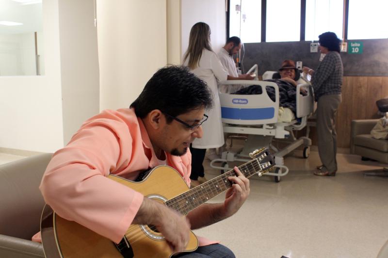 HUMANIZANDO: Pacientes ganham apresentação musical na  Unidade de Oncologia da Unimed João Pessoa