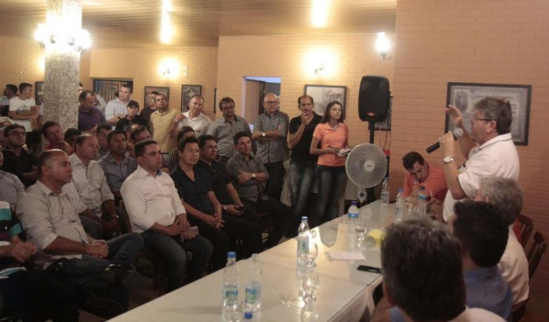 João Azevêdo se reúne com dez prefeitos no Curimataú e fortalece pré-candidatura ao governo do Estado