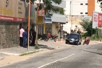 Polícia frustra assalto a agência dos Correios, em CG, liberta reféns e prende suspeitos em flagrante