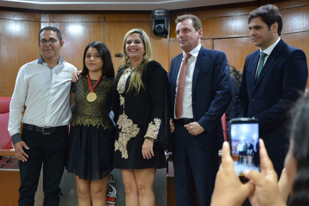 THE VOICE KIDS: Campeã Eduarda Brasil recebe Medalha Cidade de João Pessoa