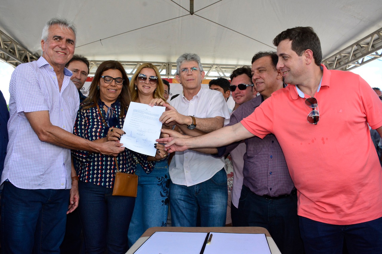 Presidente Gervásio Maia e deputado Buba  participam da entrega de barragem e autorização de obras em São Vicente do Seridó