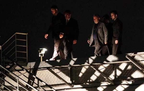 CORRUPÇÃO: Ex-presidente Lula passa 1ª noite preso na sede da PF em Curitiba