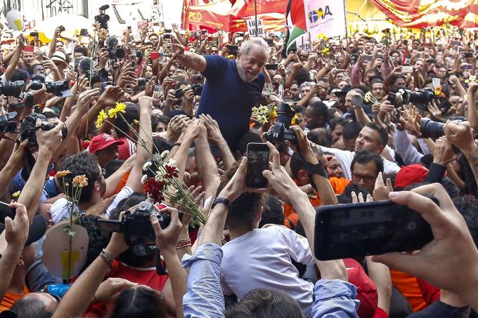 PRISÃO: Ex-presidente Lula decide cumprir mandato de Moro e anuncia que irá se entregar à PF para cumprir pena