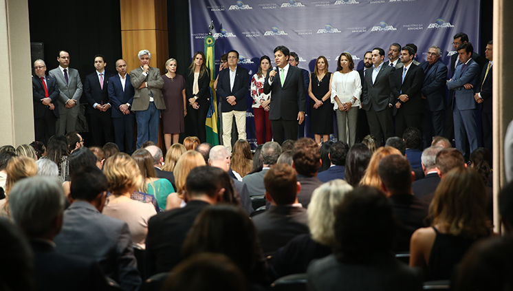 MEC suspende criação de novos cursos de medicina