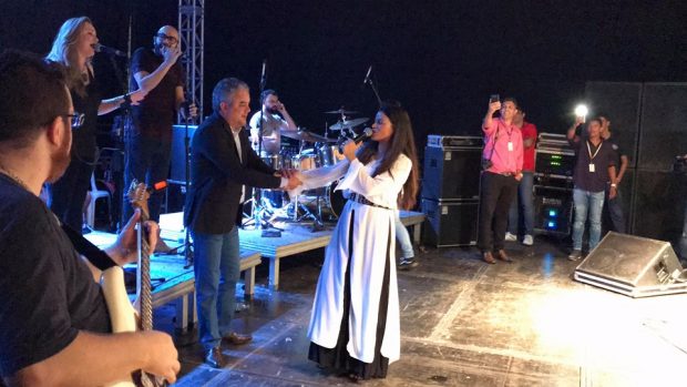 EMANCIPAÇÃO: Cantora Damares reúne multidão em show de abertura da programação comemorativa aos 59 anos de emancipação política de Alhandra
