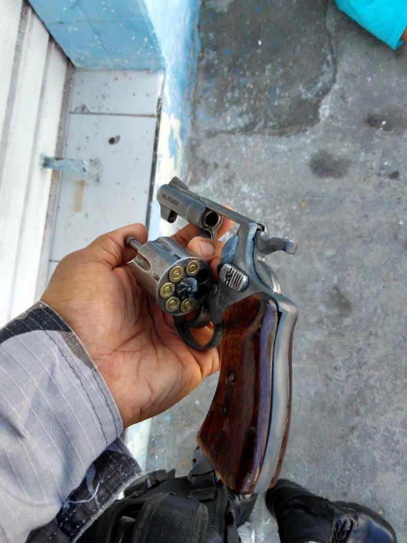 Polícia prende dupla com arma de fogo em Cruz das Armas, em João Pessoa