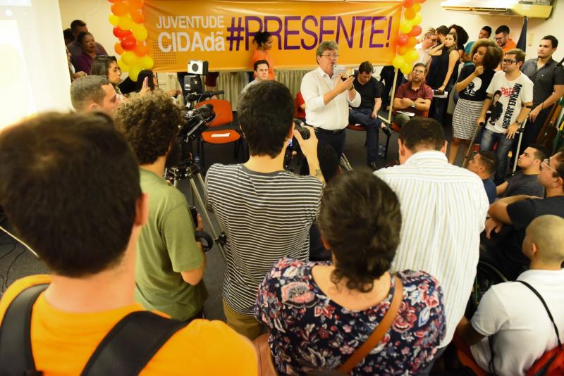 João Azevêdo revela proposta de 1° emprego para alunos das escolas técnicas estaduais, durante encontro com jovens socialistas