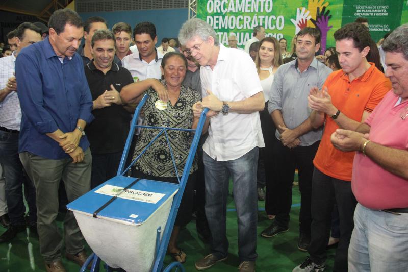 PLENÁRIA: Ricardo  Coutinho assina ordem de serviço para escolas e entrega equipamentos na audiência do ODE em Taperoá