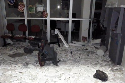 Bandidos explodem agência do Bradesco em Manaíra (PB). Foi o segundo dia consecutivo com explosão de agências bancárias na PB
