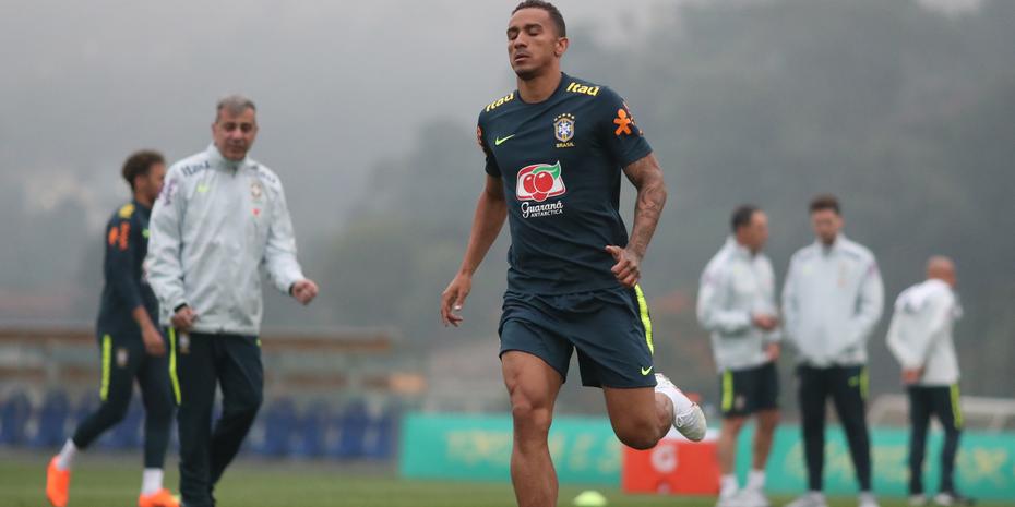 Lateral Danilo sofre lesão no tornozelo e está fora da seleção brasileira