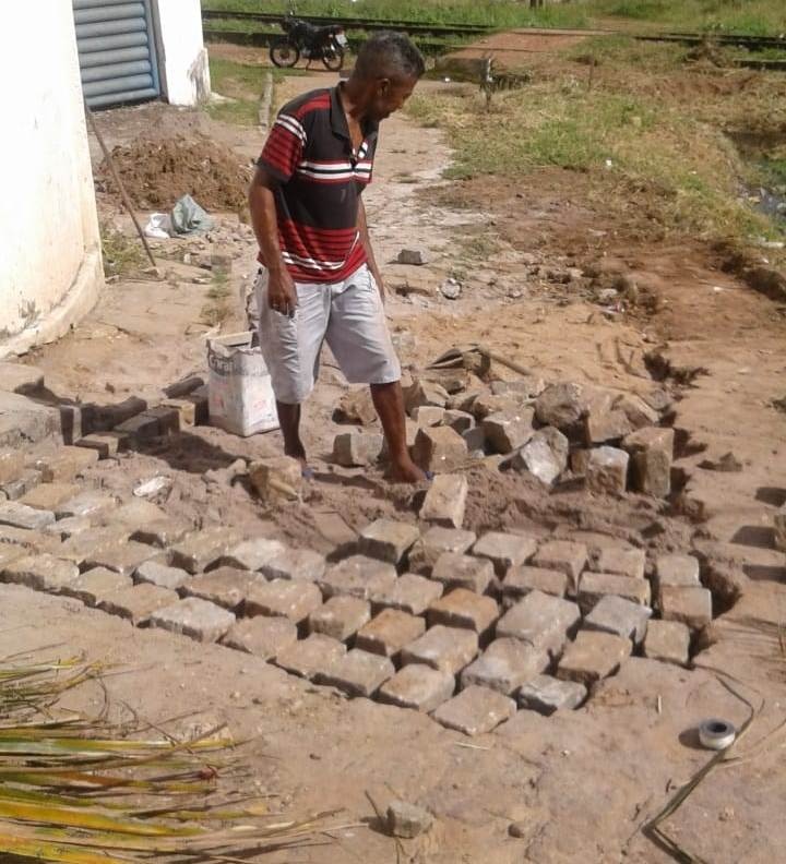 Moradores do Alto do Mateus se cotizam e consertam esgoto estourado da Cagepa