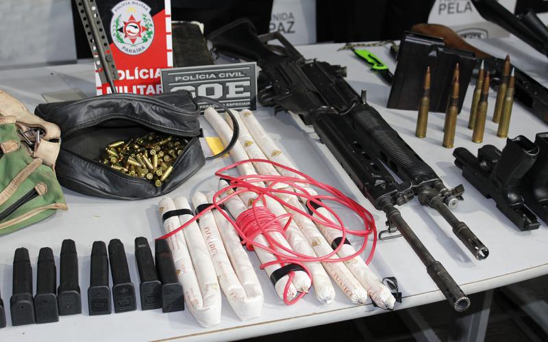 Polícia prende em Lucena quadrilha suspeita de explodir carro-forte, apreende arsenal e recupera dinheiro roubado na BR 230