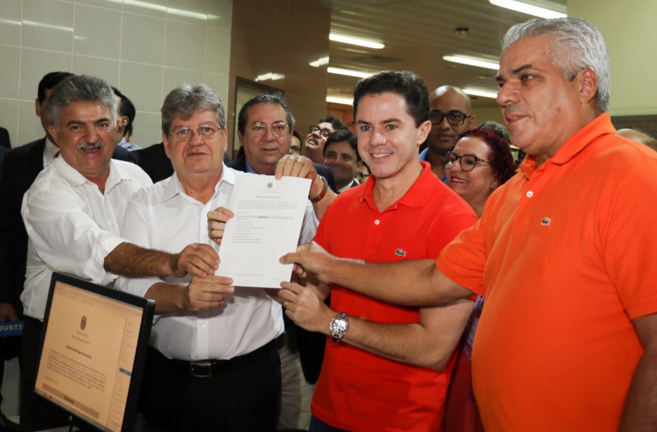 João Azevedo oficializa registro de candidatura ao governo do Estado no TRE-PB