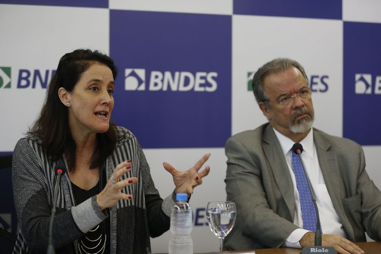 A diretora do BNDES, Eliane Lustosa e o ministro Raul Jungmann durante reunião para discutir o modelo de contrato de parcerias público-privadas para a construção de presídios e a apoio a outras áreas da segurança pública