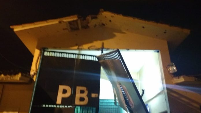 Bandidos metralham presídio PB1, resgatam assaltantes de banco e abrem cadeados para fuga em massa; 105 fugiram
