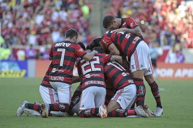 NO MARACANÃ: Flamengo derrota o Atlético-MG e encosta nos líderes
