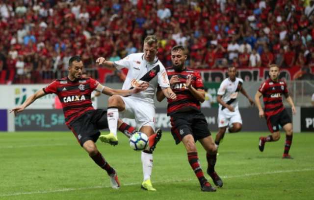 EM BRASÍLIA: Flamengo e Vasco empatam em jogo com expulsão, gol contra e ambulância empurrada por jogadores