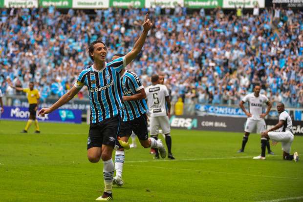 Grêmio vira contra o Ceará na Arena e encosta nos líderes