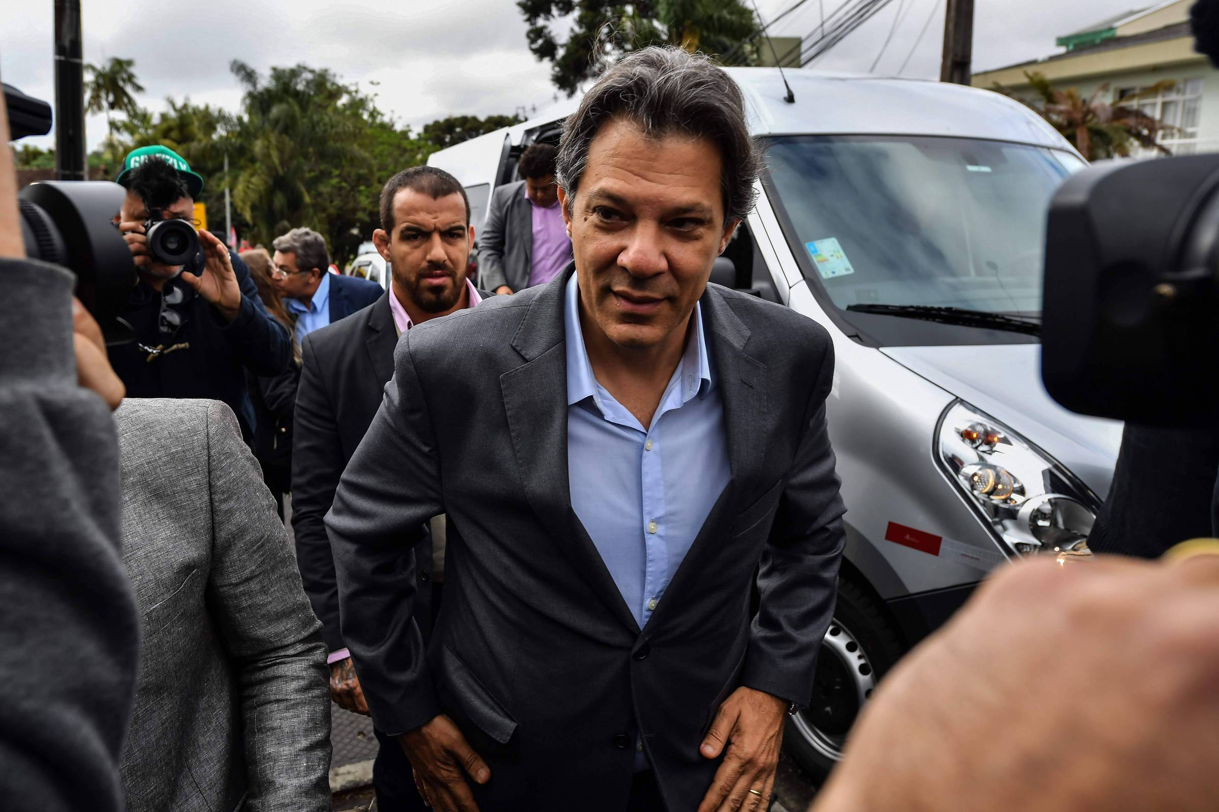 Presidenciável Haddad afirma que não vai dar indulto a Lula e apoiaria Ciro no 2º turno