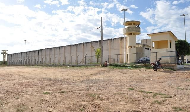 Dois apenados são alvejados a balas na saída do presídio Sílvio Porto, em Mangabeira