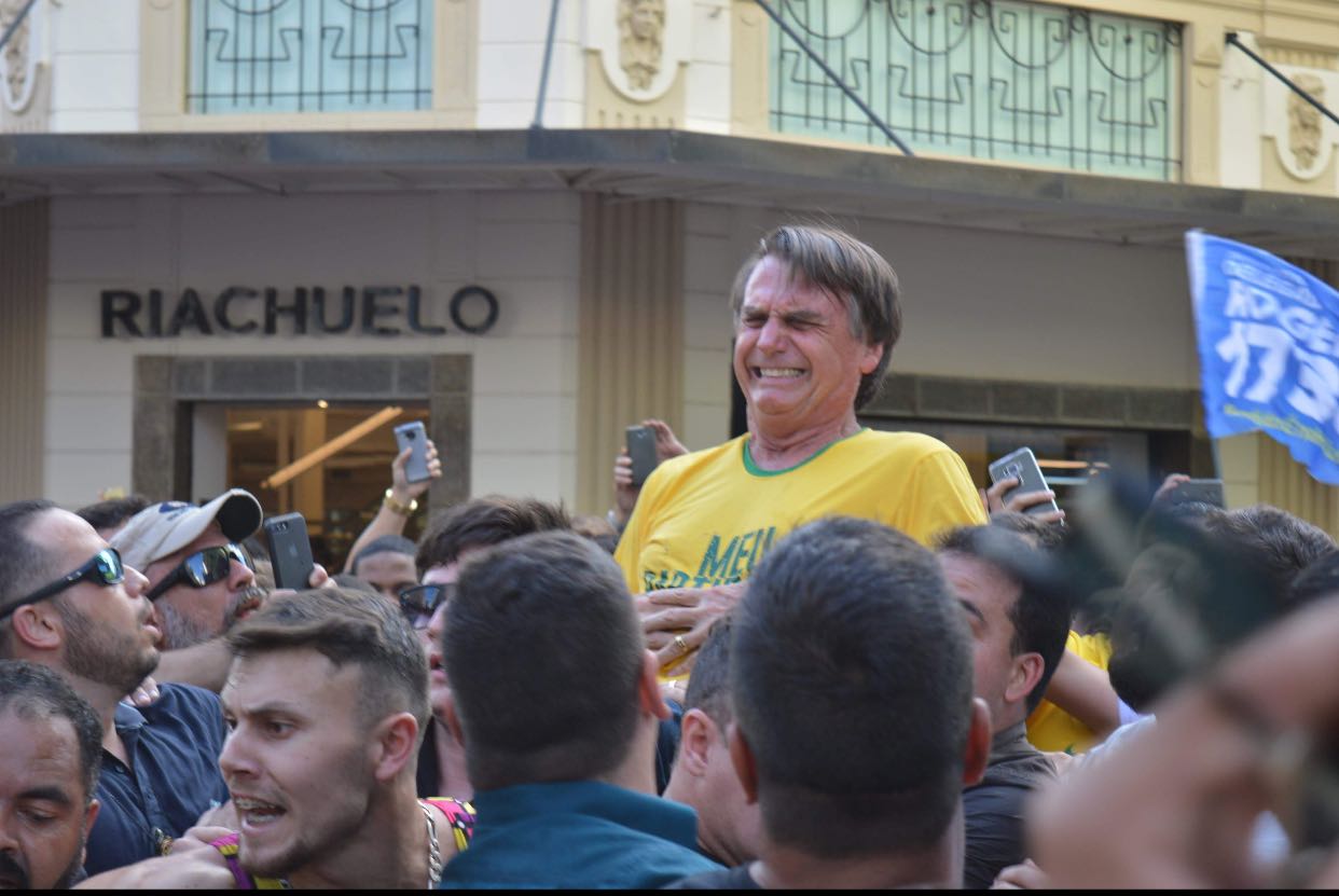 Jair Bolsonaro é ferido com faca durante campanha em Juiz de Fora