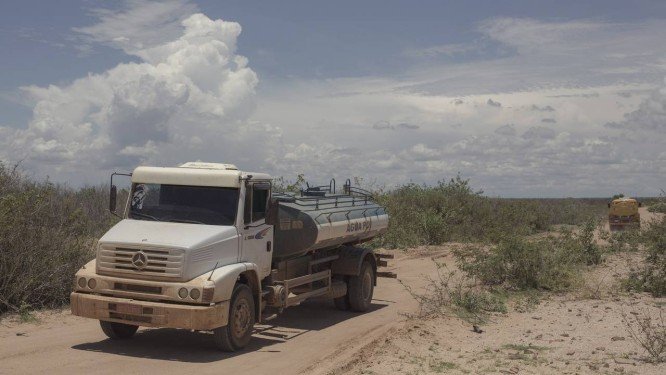 Para ganhar terreno no Nordeste, generais do Exército querem que Bolsonaro turbine caminhões-pipa