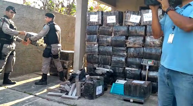 Polícia Militar apreende mais de 2 mil quilos de maconha em depósito na praia de Jacumã, em Conde (PB)