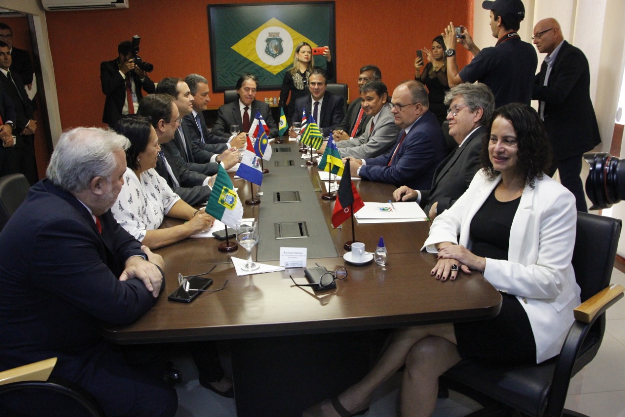 REUNIÃO DE GOVERNADORES: João Azevêdo defende diálogo com governo federal para solucionar problemas do NE