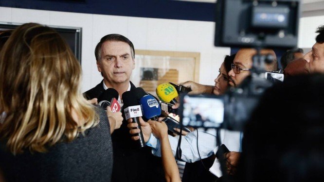 Bolsonaro volta a Brasília para escolher novos ministros e moradia
