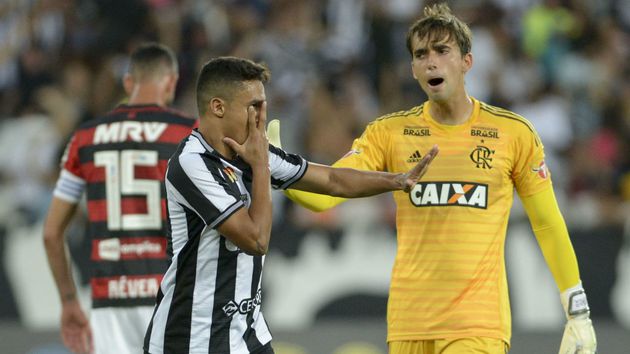 Botafogo vence, se afasta do Z-4 e deixa rival Flamengo praticamente fora da disputa pelo título do Brasileiro