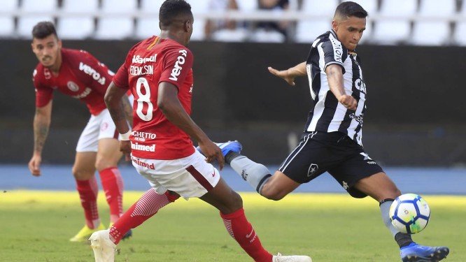 Botafogo derrota o Inter, se livra do rebaixamento e termina ajudando o Flamengo, que derrotou o Sport