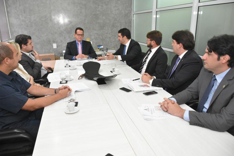 Mesa da CMJP regulamenta possibilidade de servidores se capacitarem no exterior